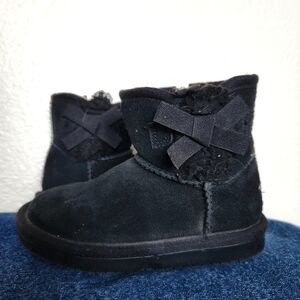 Koolaburra/UGG Kids Short Boot Black Suede Real Shearling Size 8 Black Bow